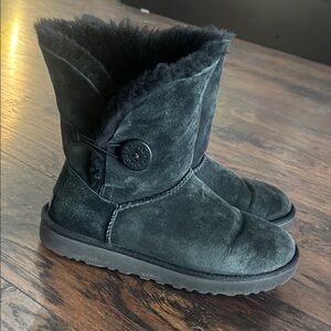 UGG Classic button short boot black size 9